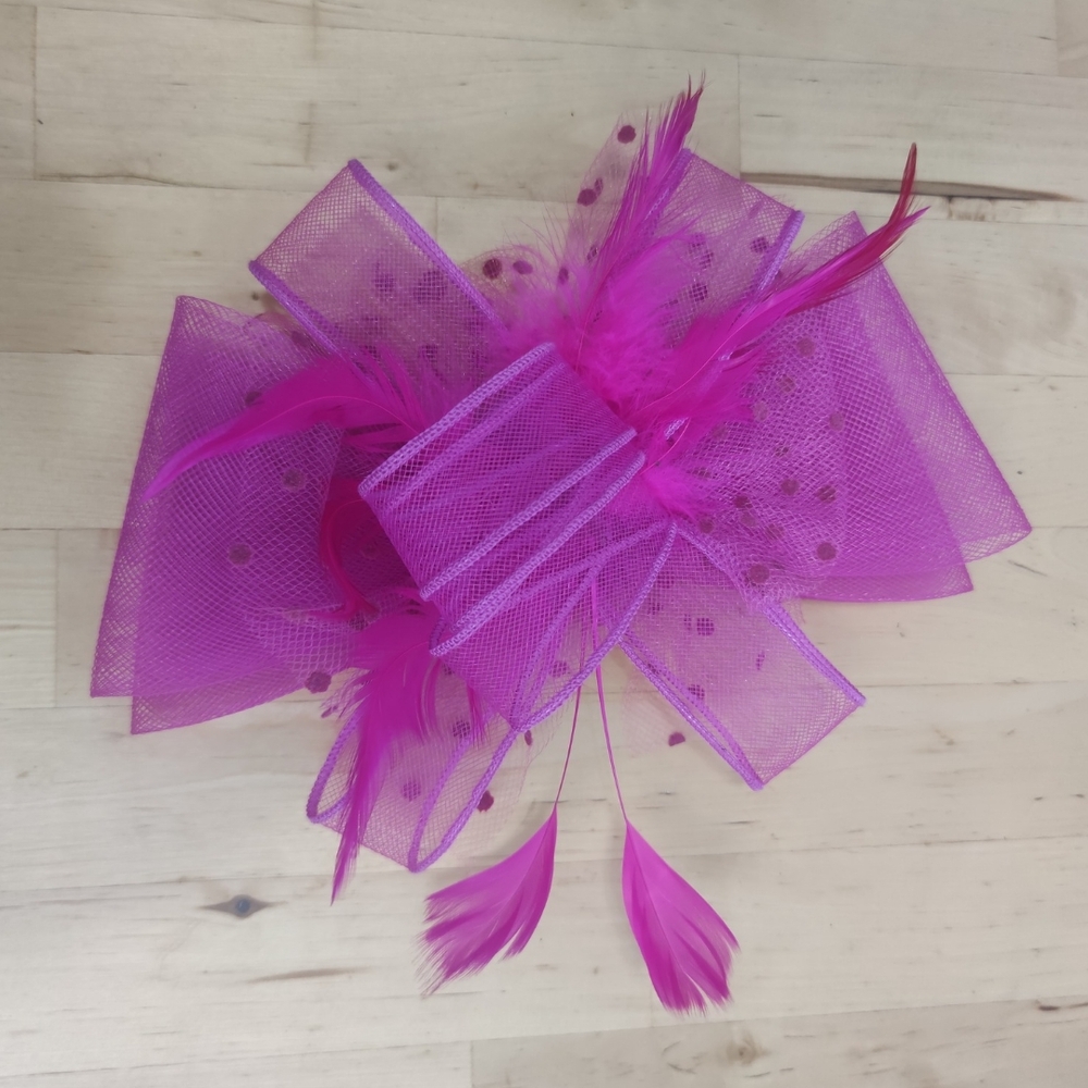Elegant Pink Fascinator with Feathers - Picture 1 of 2